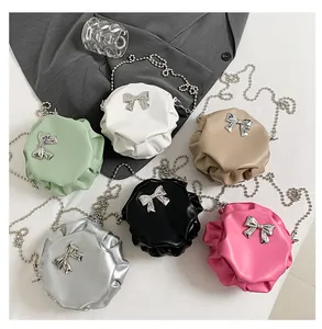 Collection de mini sacs ronds plissés en six couleurs avec nœud métallique et chaîne