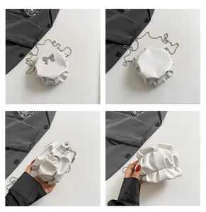 Vues détaillées d'un sac bandoulière blanc plissé avec nœud argenté et chaîne à billes