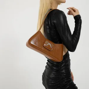 Borsa sottobraccio retrò in pelle verniciata marrone caramello con fiocco argento