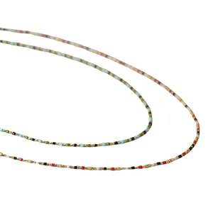 Handgefertigte minimalistische bunte Perlenkette mit goldenen Akzenten im Boho-Stil