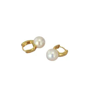 Eleganti orecchini a cerchio in ottone dorato con lucide perle bianche da donna