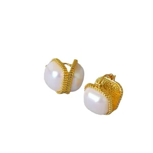 Boucles d'oreilles créoles dorées en laiton avec perles Mabe blanches et bordure perlée