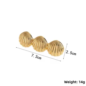 Polished gold scallop shell hair clip dimensions 7.3cm length and 14g weight detail