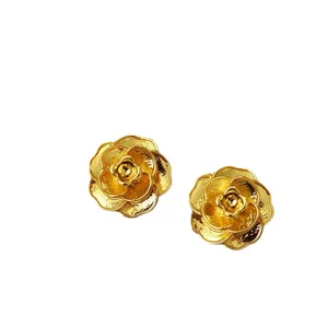 Boucles d'oreilles camélia rétro dorées avec texture métallique brossée pour femme
