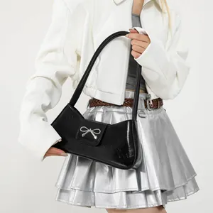 Elegante borsa baguette in pelle verniciata nera con fibbia a fiocco argento a tracolla
