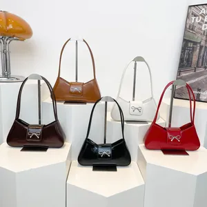 Borse a spalla lucide in cinque colori con dettaglio fibbia a fiocco argento