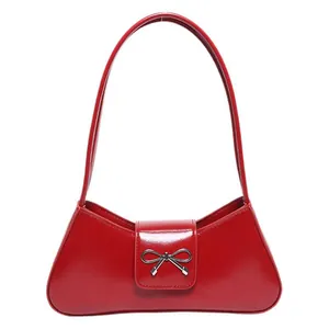 Borsa a tracolla in pelle verniciata rossa con fibbia a fiocco argento e stile minimalista