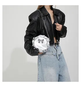 Détail du nœud argenté sur le sac nuage plissé avec bandoulière en chaîne chic