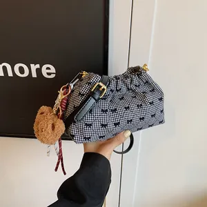 Bolso de Cubo de Moda para Mujer con Estampado de Leopardo y Cuadros de Cuero PU Plisado Bolso de Hombro con Colgante de Oso