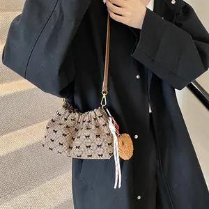 Mini bolso cubo de cuadros marrones con colgante de oso y correa de cuero fina