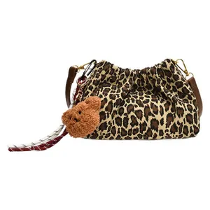 Mini bolso tipo cubo con estampado de leopardo, cordón y colgante de osito pardo