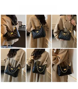 Détail du sac bandoulière noir matelassé avec chaîne dorée et breloques de cadenas fins