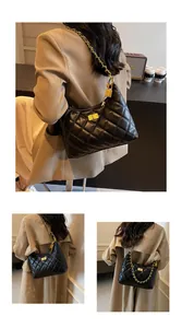 Détail du sac à bandoulière matelassé noir avec chaîne dorée et fermoir à cadenas