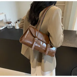 Borsa a tracolla in pelle oliata marrone con fibbie vintage e forma rettangolare elegante