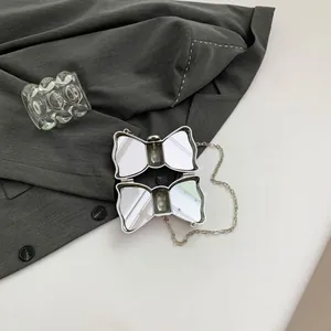 Bolso de noche plateado con forma de lazo de acrílico con espejo interior y cadena