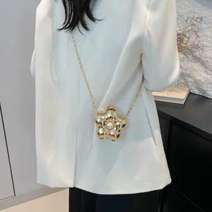 Bolso de noche dorado en forma de flor con acabado espejo y detalle de perla