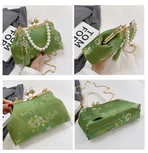Detalles del bolso de concha bordado verde esmeralda con asa de perlas y borlas de seda