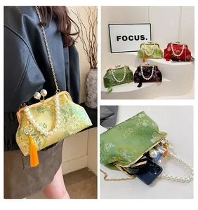 Detalle del bolso bordado con flores que muestra capacidad y opciones de color