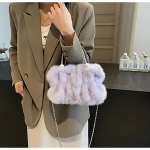 Détails du sac en peluche violet clair avec perles décoratives et chaîne argentée