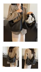 Vue détaillée des sacs cabas en cuir litchi noir, tailles grande et petite avec sangle