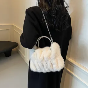 Sac nuage en peluche blanche avec poignée en perles et chaîne pour porté épaule ou croisé