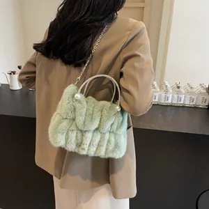 Chic sac à main en fausse fourrure vert clair avec perles et chaîne en argent