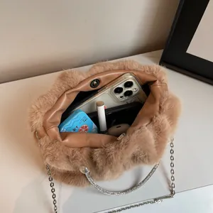 Sac à main en peluche marron avec anse en perles et strass et bandoulière en chaîne argentée