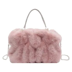 Sac à main rose en fausse fourrure avec poignée en strass, perles et chaîne argentée