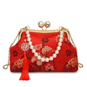 Bolso concha rojo vintage con bordado floral, asa de perlas y borlas largas de seda