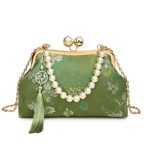 Bolso bordado verde con flores, asa de perlas y detalle de borla de seda