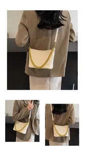 Detail der beigen gesteppten Hobo-Tasche mit goldener Kette und verstellbarem Riemen