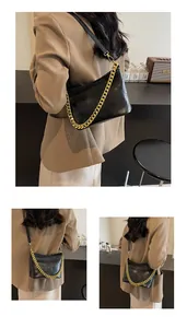 Detailansicht der schwarzen gesteppten Leder-Umhängetasche mit goldener Kette
