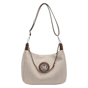 Sac à bandoulière chic bicolore beige et marron avec logo M et détail de chaîne