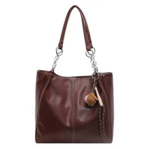 Bolso tote vintage marrón oscuro de cuero PU con cadena y colgante de guante de béisbol