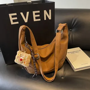 Women Large Capacity Hobo Bag Lychee Texture PU Leather Shoulder Crossbody Bag Vintage Casual Commuter Tote With Plush Charm