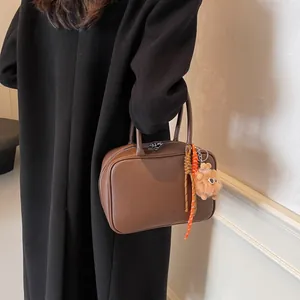 Braune Retro-Lederhandtasche mit Bärenanhänger und gewebtem Kordeldetail für Damen