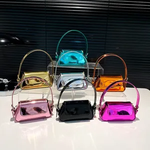 Mini borse baguette metallizzate in sette colori vivaci su un espositore in acrilico