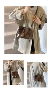 Vue détaillée du sac à bandoulière léopard vintage avec accents en cuir marron poli