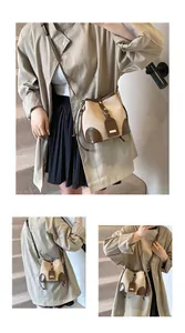 Détails d'un sac seau léopard avec boucles dorées et garniture en cuir marron chic