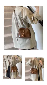 Vue détaillée d'un sac seau marron avec patchwork de cuir mat et verni brillant