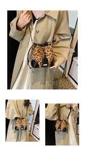 Détail du sac seau léopard avec fermeture à cordon et boucles métalliques dorées