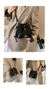 Vue détaillée du sac seau noir motif léopard avec boucles dorées et cordon de serrage