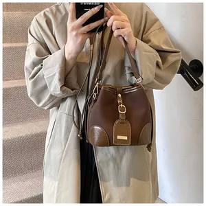 Detail einer Vintage-Beuteltasche in Braun mit Leopardenmuster und Goldbeschlägen