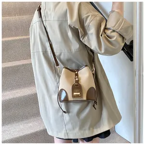 Detailansicht der Eimer-Tasche mit Leopardenmuster, beigem Stoff und braunem Kunstleder