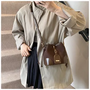 Tragefoto der Leoparden-Beuteltasche mit Kordelzug und goldfarbenen Metalldetails für Damen