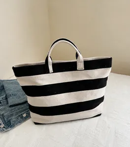 Dettaglio della borsa tote in tela a righe bianche e nere con trama di tessuto spesso