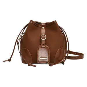 Moderne braune Tunnelzug-Beuteltasche mit Leoparden-Patchwork und goldener Schnalle