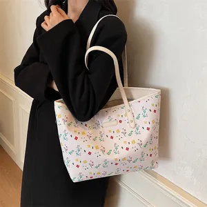 Borsa tote da donna in pelle PU con stampa floreale crema e motivi vintage colorati