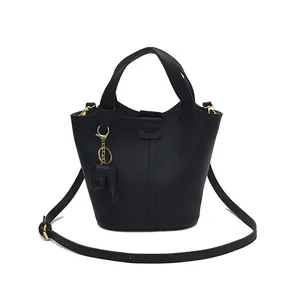 Elegante große schwarze Eimertasche mit Lychee-Struktur und süßem Katzenanhänger