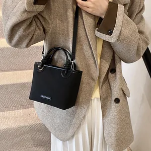 Schwarze Retro-Eimertasche mit Ledergriffen und verstellbarem Schultergurt für Damen